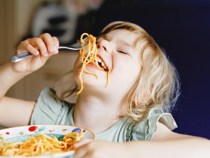 Kind isst Spaghetti