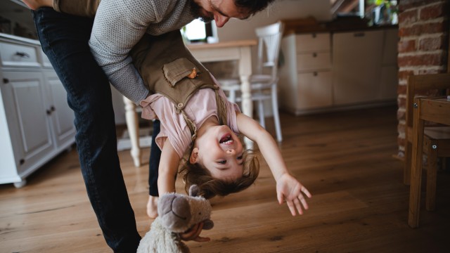 Ein Vater tobt mit einer Tochter